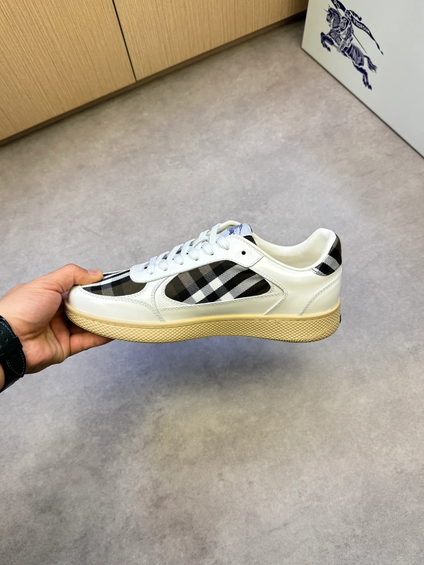 P400 [BURBERRY] Burberry casual sports sneakers - Upper: imported 🔝 open edge beaded calfskin, brand totem cloth, tongue brand cloth label - Inner: water-dyed cowhide - Outsole: ultra-light TPR rubber; two-color molded outsole - Super high quality control·Fine workmanship: highlighted (high-end, extravagance, grade) -Size: 38-44 (Male 45, can be customized)·BBR0372